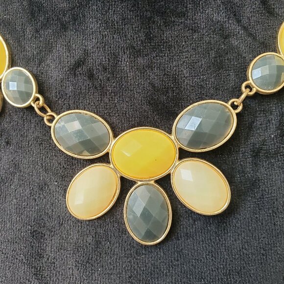 Women's Vintage Charming Charlie Ivory/Gray Tone Statement Necklace - Picture 4 of 9